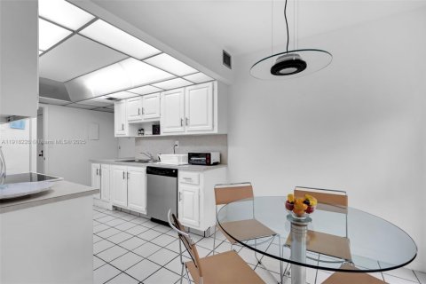 Copropriété à louer à Key Biscayne, Floride: 2 chambres, 165.55 m2 № 2018509 - photo 16