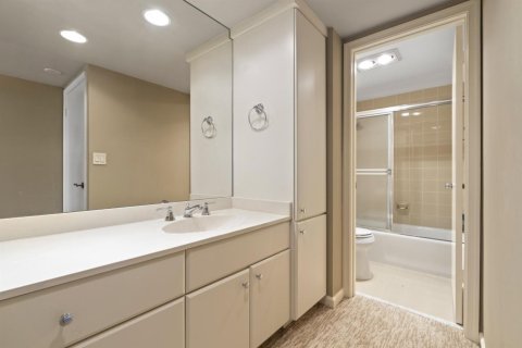 Condo in Palm Beach, Florida, 3 bedrooms  № 2400010 - photo 20