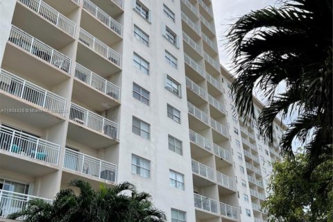 Condo in Sunny Isles Beach, Florida, 1 bedroom  № 1978045 - photo 9