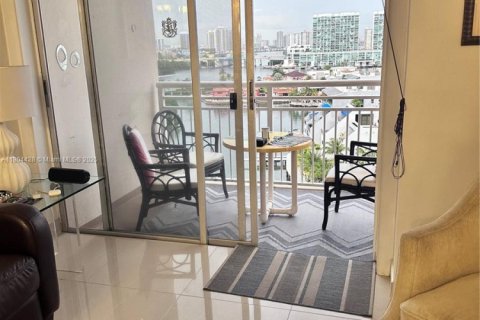 Condo in Sunny Isles Beach, Florida, 1 bedroom  № 1978045 - photo 24