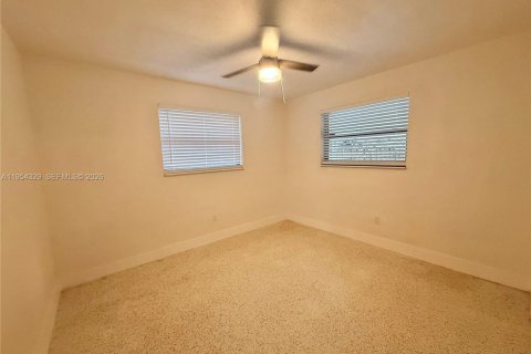 Casa en alquiler en Miami, Florida, 3 dormitorios, 236.34 m2 № 2009655 - foto 16