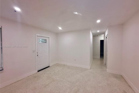 Casa en alquiler en Miami, Florida, 3 dormitorios, 236.34 m2 № 2009655 - foto 8