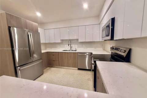 Casa en alquiler en Miami, Florida, 3 dormitorios, 236.34 m2 № 2009655 - foto 4