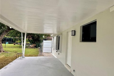 Casa en alquiler en Miami, Florida, 3 dormitorios, 236.34 m2 № 2009655 - foto 20