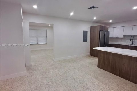 Casa en alquiler en Miami, Florida, 3 dormitorios, 236.34 m2 № 2009655 - foto 7