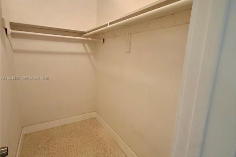 Casa en alquiler en Miami, Florida, 3 dormitorios, 236.34 m2 № 2009655 - foto 17