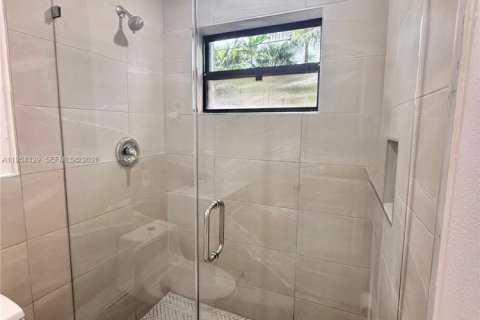 Casa en alquiler en Miami, Florida, 3 dormitorios, 236.34 m2 № 2009655 - foto 12