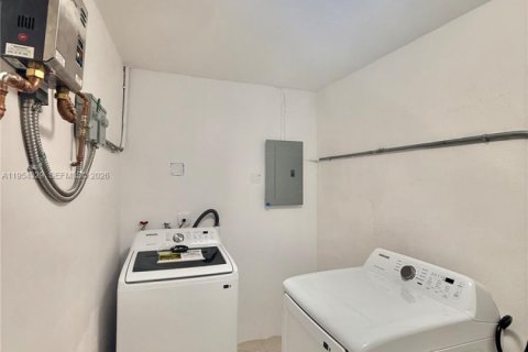 Casa en alquiler en Miami, Florida, 3 dormitorios, 236.34 m2 № 2009655 - foto 18