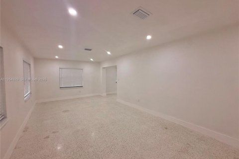 Casa en alquiler en Miami, Florida, 3 dormitorios, 236.34 m2 № 2009655 - foto 5