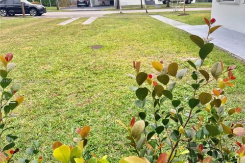 Casa en alquiler en Miami, Florida, 3 dormitorios, 236.34 m2 № 2009655 - foto 24