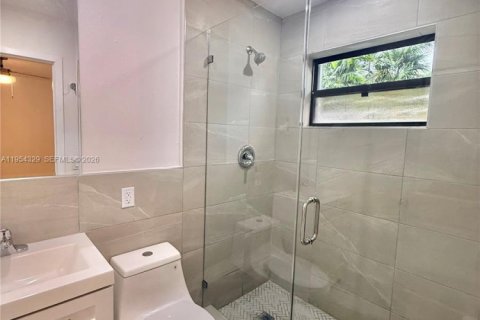 Casa en alquiler en Miami, Florida, 3 dormitorios, 236.34 m2 № 2009655 - foto 11