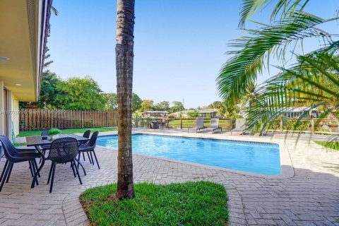 House in Oakland Park, Florida 3 bedrooms, 149.67 sq.m. № 1940406 - photo 16