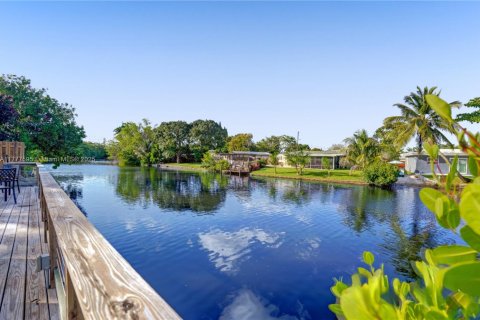 House in Oakland Park, Florida 3 bedrooms, 149.67 sq.m. № 1940406 - photo 8