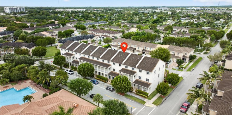 Таунхаус в Хомстед, Флорида 5 спален, 224.36м2 № 2067728