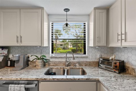 Condo in Englewood, Florida, 2 bedrooms  № 1917672 - photo 7