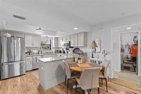 Condo in Englewood, Florida, 2 bedrooms  № 1917672 - photo 5