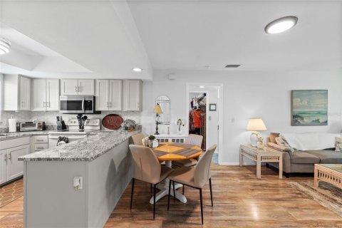 Condo in Englewood, Florida, 2 bedrooms  № 1917672 - photo 4
