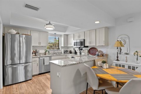 Condo in Englewood, Florida, 2 bedrooms  № 1917672 - photo 29