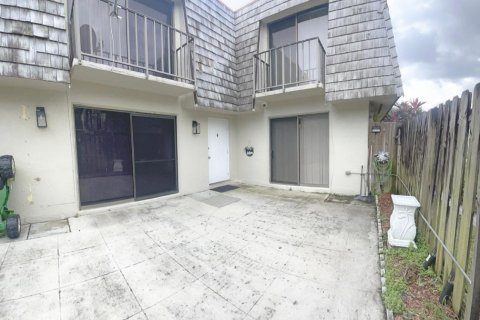 Townhouse in Palm Springs, Florida 2 bedrooms, 117.06 sq.m. № 936849 - photo 1