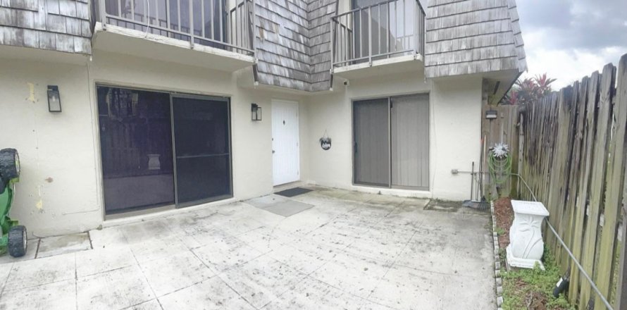 Townhouse in Palm Springs, Florida 2 bedrooms, 117.06 sq.m. № 936849