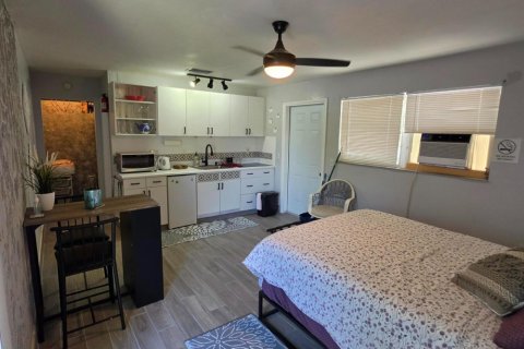 House in Dania Beach, Florida 3 rooms, 46.45 sq.m. № 2251044