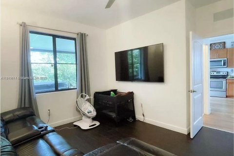 House in Miami, Florida 4 bedrooms, 203.18 sq.m. № 1756604 - photo 9