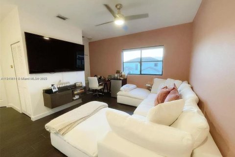 Casa en alquiler en Miami, Florida, 4 dormitorios, 203.18 m2 № 1756604 - foto 12