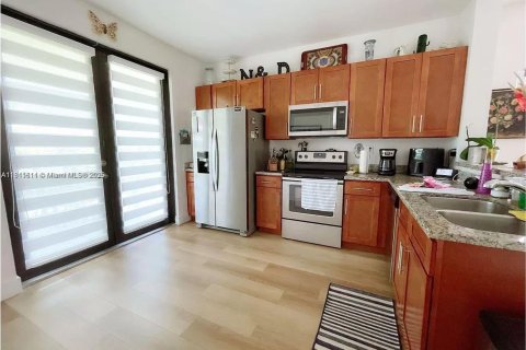 House in Miami, Florida 4 bedrooms, 203.18 sq.m. № 1756604 - photo 7
