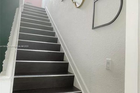 House in Miami, Florida 4 bedrooms, 203.18 sq.m. № 1756604 - photo 10