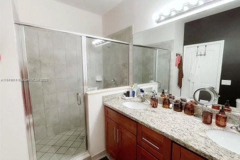 House in Miami, Florida 4 bedrooms, 203.18 sq.m. № 1756604 - photo 17