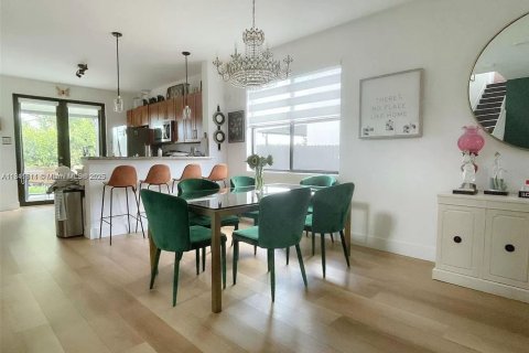 House in Miami, Florida 4 bedrooms, 203.18 sq.m. № 1756604 - photo 6