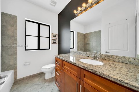 Casa en alquiler en Miami, Florida, 4 dormitorios, 203.18 m2 № 1756604 - foto 28