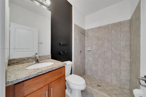 House in Miami, Florida 4 bedrooms, 203.18 sq.m. № 1756604 - photo 21