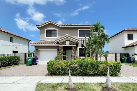 House in Miami, Florida 4 bedrooms, 203.18 sq.m. № 1756604 - photo 1