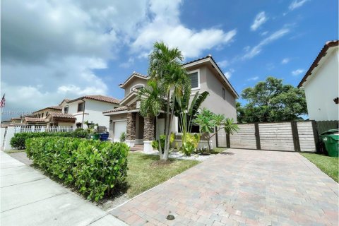 Casa en alquiler en Miami, Florida, 4 dormitorios, 203.18 m2 № 1756604 - foto 2