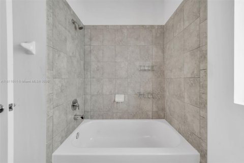 Casa en alquiler en Miami, Florida, 4 dormitorios, 203.18 m2 № 1756604 - foto 29