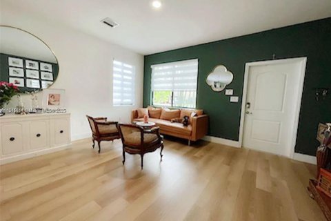 Casa en alquiler en Miami, Florida, 4 dormitorios, 203.18 m2 № 1756604 - foto 5