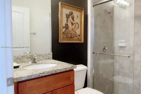 Casa en alquiler en Miami, Florida, 4 dormitorios, 203.18 m2 № 1756604 - foto 8