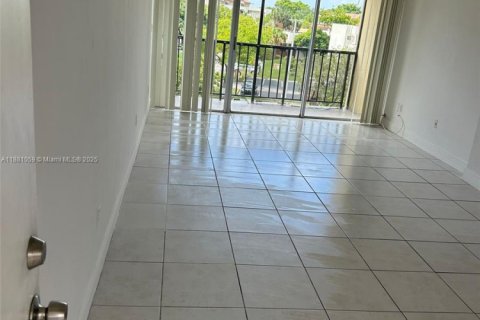 Condominio en alquiler en Miami, Florida, 2 dormitorios, 89.93 m2 № 1922390 - foto 3