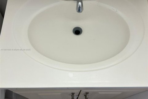 Condominio en alquiler en Miami, Florida, 2 dormitorios, 89.93 m2 № 1922390 - foto 13