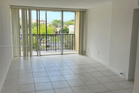 Condominio en alquiler en Miami, Florida, 2 dormitorios, 89.93 m2 № 1922390 - foto 1