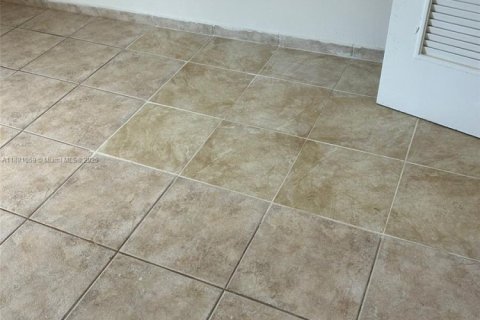 Condominio en alquiler en Miami, Florida, 2 dormitorios, 89.93 m2 № 1922390 - foto 10