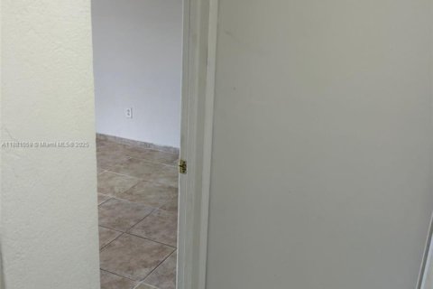 Condominio en alquiler en Miami, Florida, 2 dormitorios, 89.93 m2 № 1922390 - foto 7