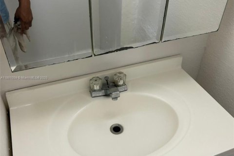 Condominio en alquiler en Miami, Florida, 2 dormitorios, 89.93 m2 № 1922390 - foto 17
