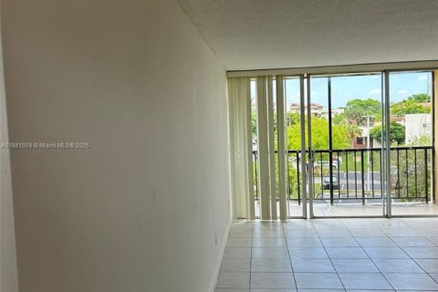 Condominio en alquiler en Miami, Florida, 2 dormitorios, 89.93 m2 № 1922390 - foto 2
