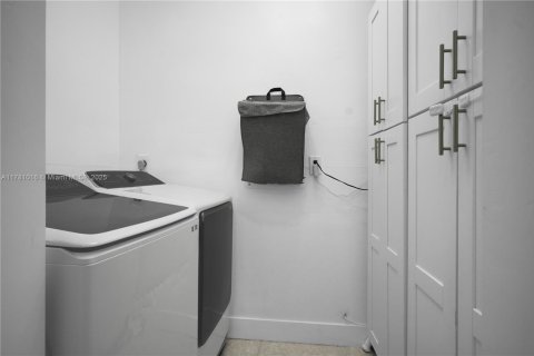 Adosado en venta en Miami, Florida, 2 dormitorios, 129.6 m2 № 1708662 - foto 8