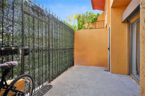 Adosado en venta en Miami, Florida, 2 dormitorios, 129.6 m2 № 1708662 - foto 4