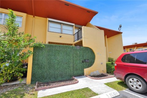 Adosado en venta en Miami, Florida, 2 dormitorios, 129.6 m2 № 1708662 - foto 3