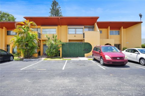 Adosado en venta en Miami, Florida, 2 dormitorios, 129.6 m2 № 1708662 - foto 1