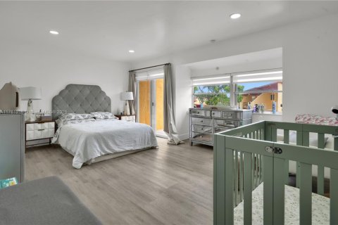 Adosado en venta en Miami, Florida, 2 dormitorios, 129.6 m2 № 1708662 - foto 13